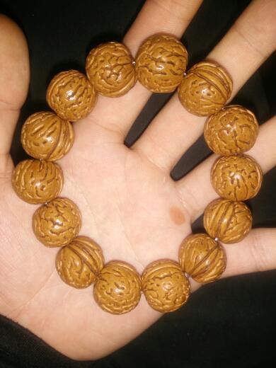 我的桃核手串怎么盘成这种颜色了,好像是深褐