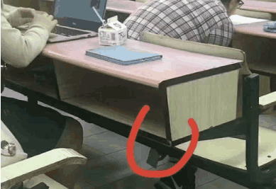 女大学生穿短裙上课,前排男生拿手机拍裙底,接下来的事情让人恶心