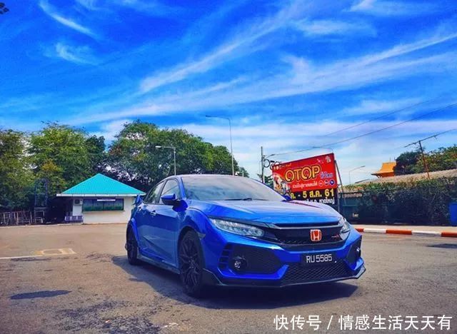 新车资讯 玩车知识 养车技巧 购车指南 十代思域自最早于2015年亮相,虽然至今已经接近三年时间了,但该车的热度仍然节节上升。尽管如此,厂家为了给消费者添点新意,所以近日,本田美国官网也发布了思域2019款车型的官图。那么新车到底有什么变化,接下来就去看看 新款思域的外观变化主要集中在前脸上。虽然此次仅公布了几张新车的图片,但是可以看出新款思域的前脸部分明显是进行了修改。其中包括银光闪闪的中网格栅铬饰条,被亮黑色格栅所取代,看起来比较素,没有那么突兀了。 其次,前保险杠也