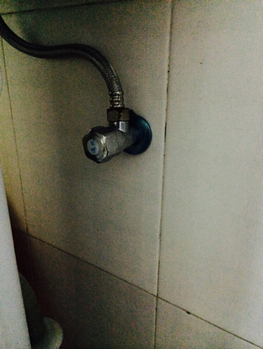 这是水池子下面的阀门,我想再接水管安装洗衣