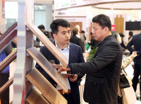 上海地面材料展:大艺树地板强势吸引经销商目光(图5) 上海地面材料展:大艺树地板强势吸引经销商目光(图5)