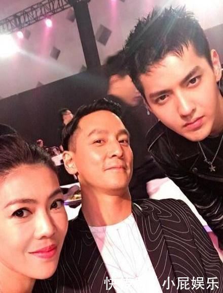 明星合影时的小动作:蔡徐坤踮脚,杨颖秀腿,吴彦