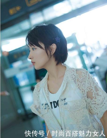 周冬雨她身着白色连衣裙,搭蕾丝透视长款拉链