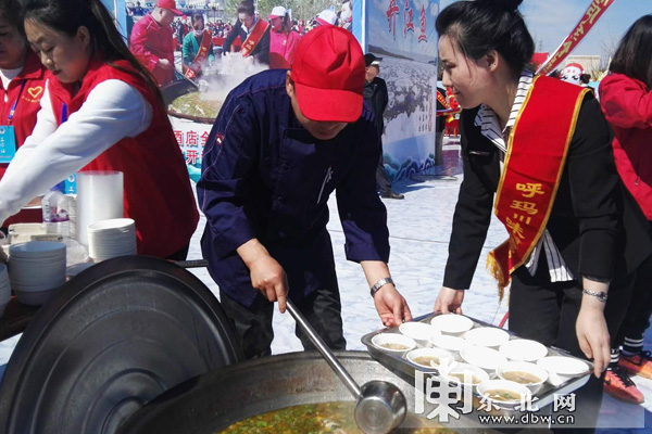 呼玛县第五届开江主题文化周活动启幕 千人品开江鱼大快朵颐