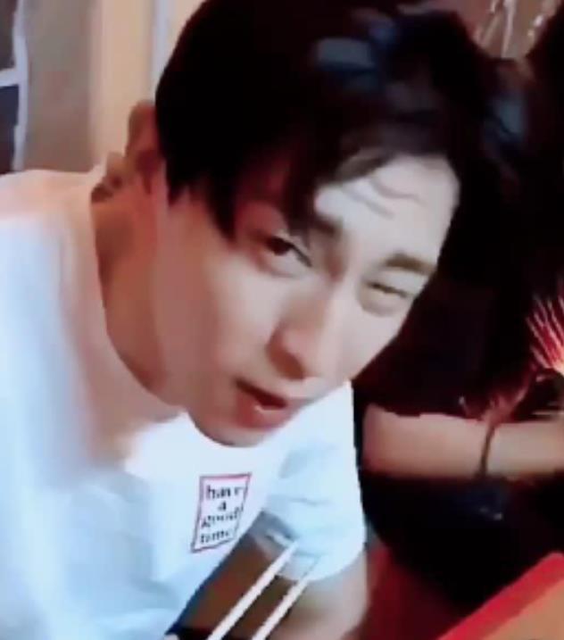 邓伦直播吃饭,爱吃辣条的他被辣的想哭,表情都