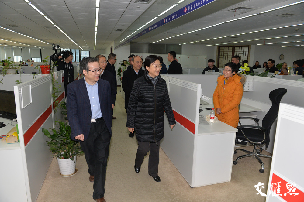 王燕文到新华报业传媒集团慰问新闻工作者:在\"服务提升年\"里