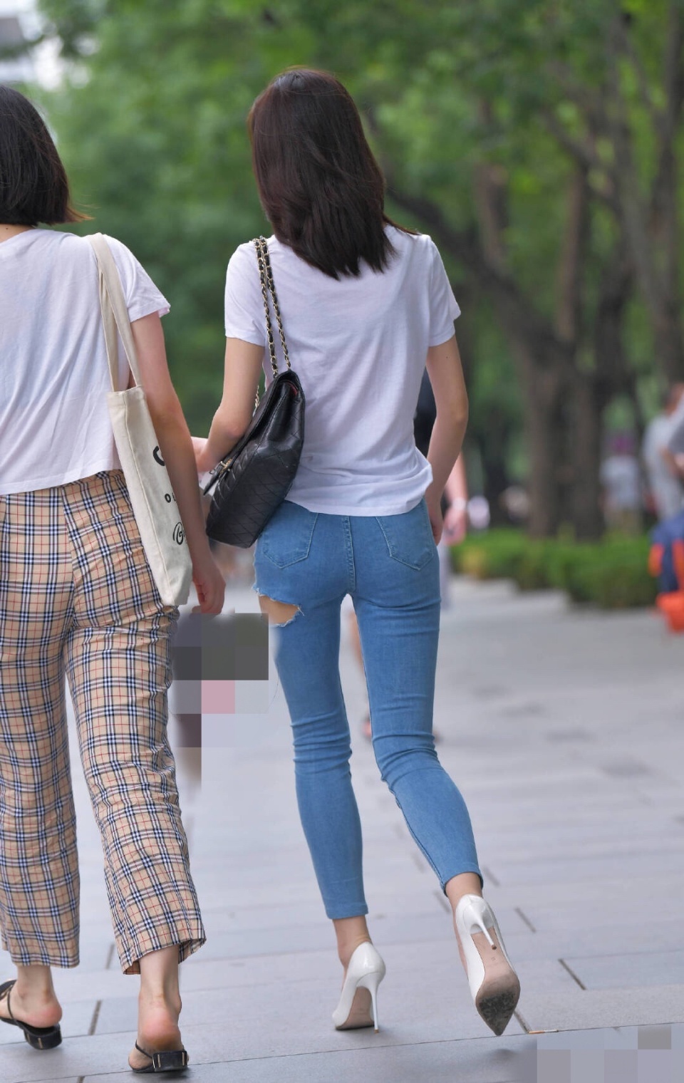 街拍:小姐姐感觉牛仔裤开个紧身,是为了散热缝隙sm什么还是情趣内衣图片