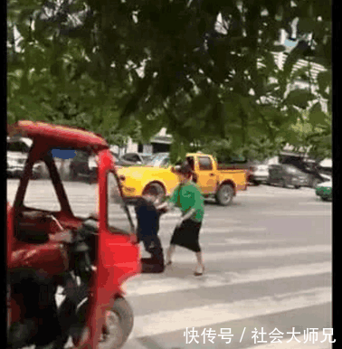 男子当街下跪求女友原谅, 女子爱搭不理, 下一幕让她悔恨终身!