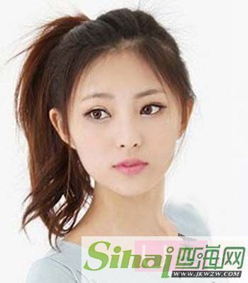 18岁女生<em>头发又多又密</em>,还很粗,脸比较瘦,大眼睛