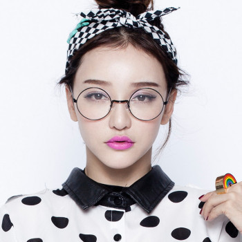 高一女生,皮肤不是很白,偏黄,戴哪种眼镜好看?
