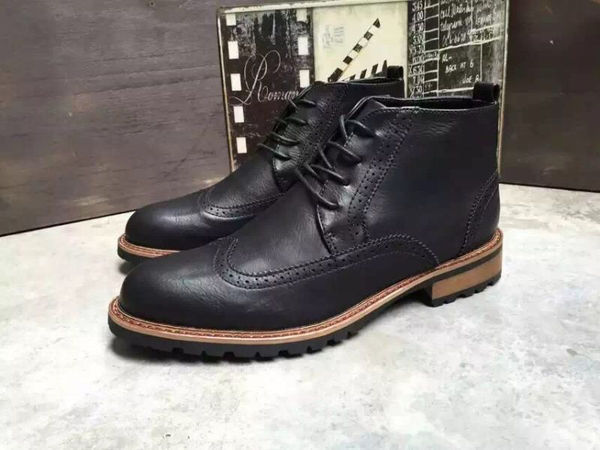 买了一件黑色大衣 和黑色裤子。还有黑色的皮