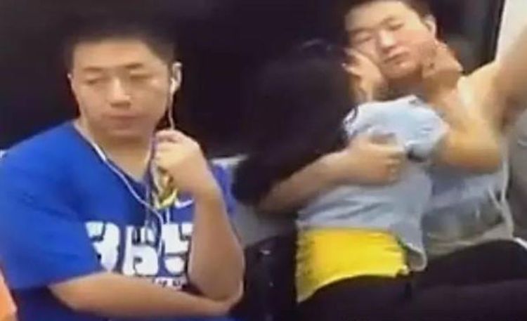 地铁情侣做不雅举动,小伙给了他们一拳,围观人不骂反而维护男子