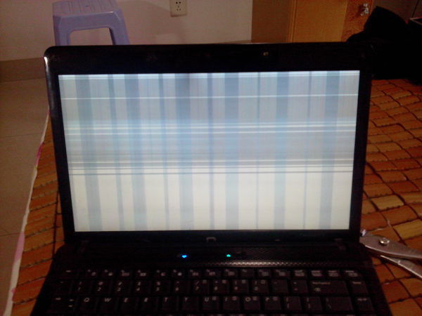 笔记本显示器变灰色,然后有一条条的彩线(如图