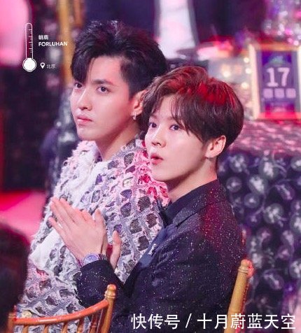 鹿晗吴亦凡出席尖叫之夜 两人同桌交头接耳良