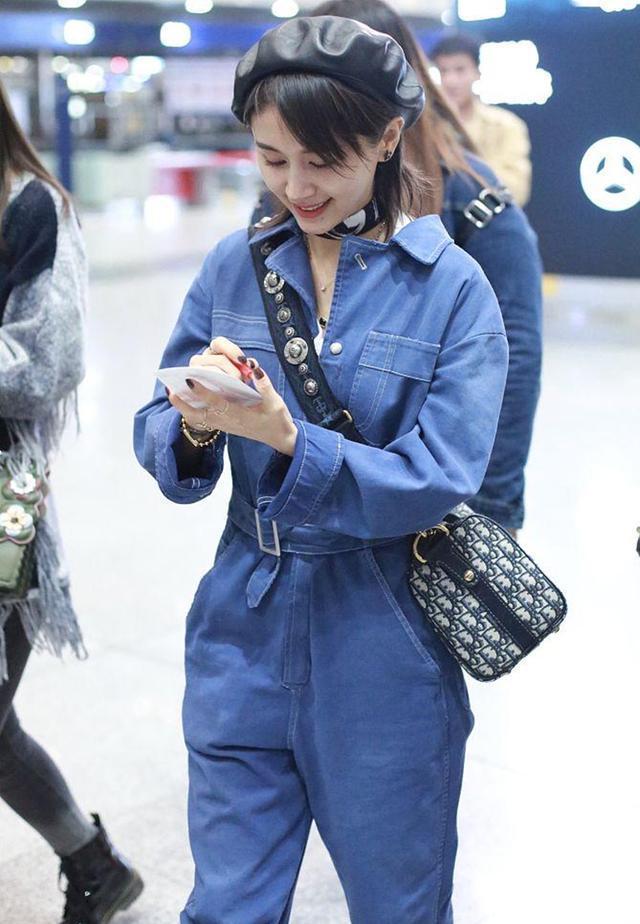 王子文和周冬雨同穿连体裤现机场,一个似超模