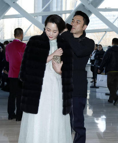 林依轮为妻子整理头发 结婚22年恩爱如初