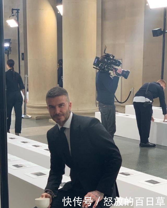 小贝一家齐聚助阵贝嫂时装秀,小七一身低调黑