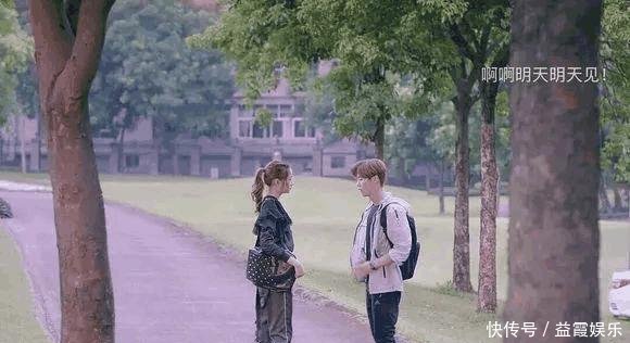 杨幂baby穿的高跟鞋看着都脚疼,而关晓彤为了