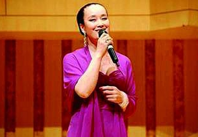 春晚捧红的女星,嫁给外国人,50岁得癌症去世,留