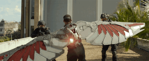 1,猎鹰在漫画中有一项特殊技能是能够和鸟类沟通,他还有一只名叫红翼