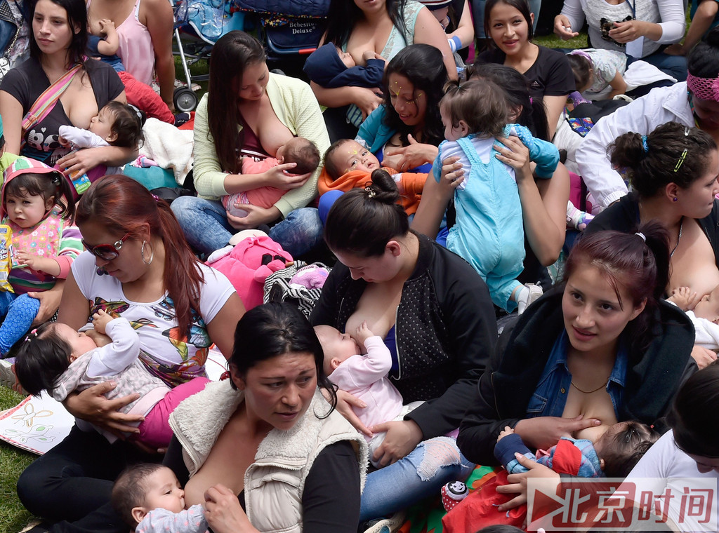 庆祝世界哺乳周:哥伦比亚数百位母亲同时哺乳