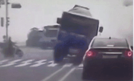 惨烈车祸!为什么要远离大货车 一组动图警示你