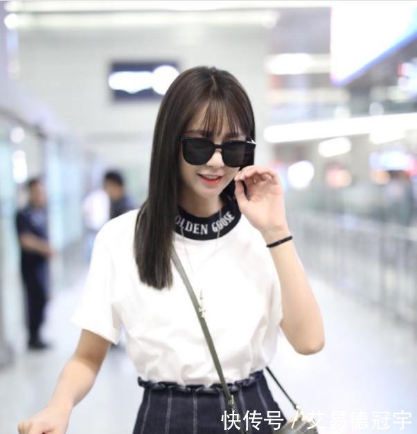 沈梦辰跟风奚梦瑶大夏天居然也穿马丁靴走机场