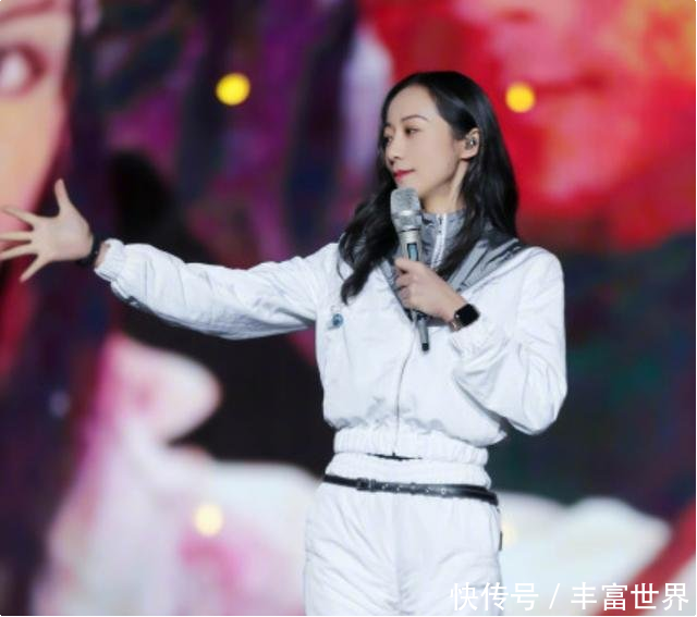 李晨低调复工, 与韩雪同台献唱, 俩人穿着反季节