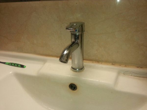 这种水龙头如何拆卸?由于上水的热水管漏水,需