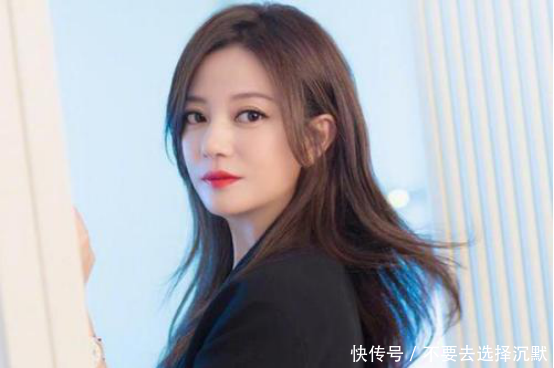 赵薇回应移民新加坡事件,护照国籍一栏很明显