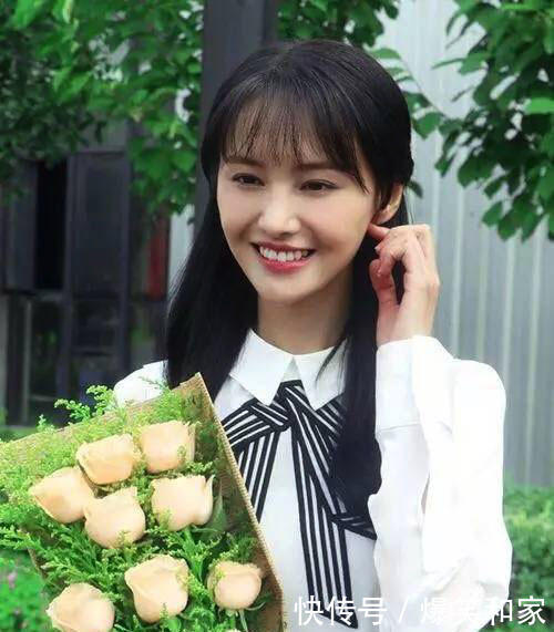 郑爽贴了痘痘贴出席活动,天气热了小爽长痘痘