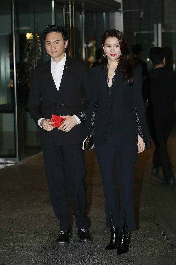 47岁袁咏仪又换新发型,穿卫衣配牛仔裙太减龄