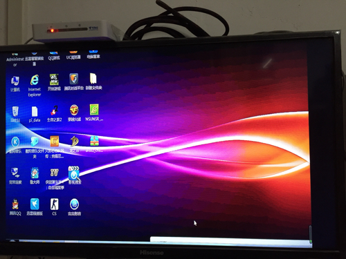 为什么我家的电脑突然两侧变窄了,漏出一截黑