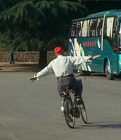 搞笑段子:对面的某某人将卷子给我抄