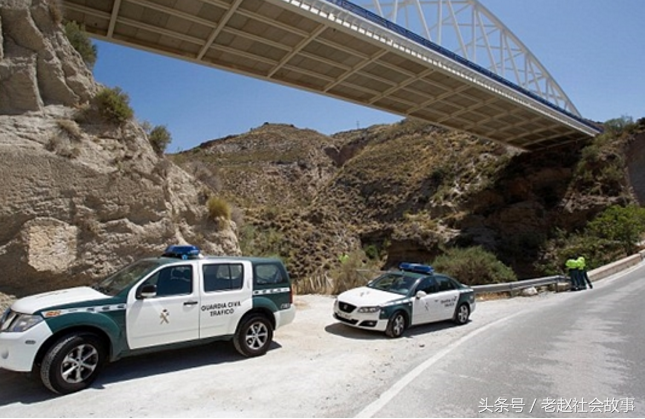 计算绳子长度失误,父亲亲眼目睹玩蹦极的女儿