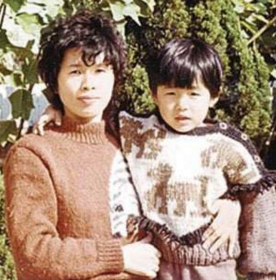 周杰伦1979年出生,小时候十分可爱,表情酷酷的.