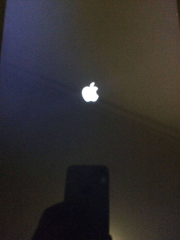 我的苹果ipad充电时屏幕上显示一个苹果标志一