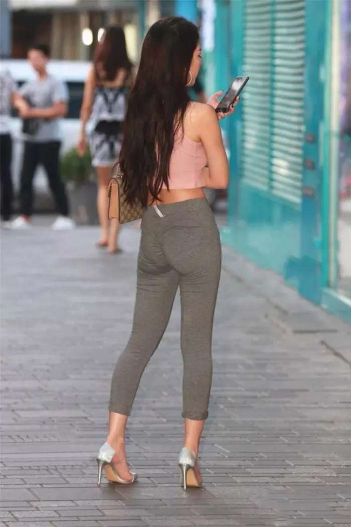小羽街拍:圆臀紧身裤美女,勒的三角区有点印