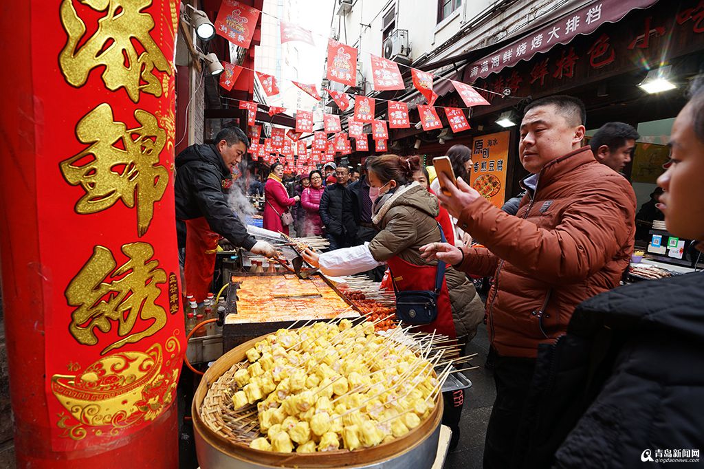 高清:劈柴院游客爆棚 你猜啥小吃人气最高