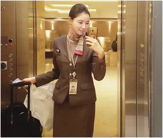 最美空姐健身7年,身材凹凸有致,穿上制服很犯规