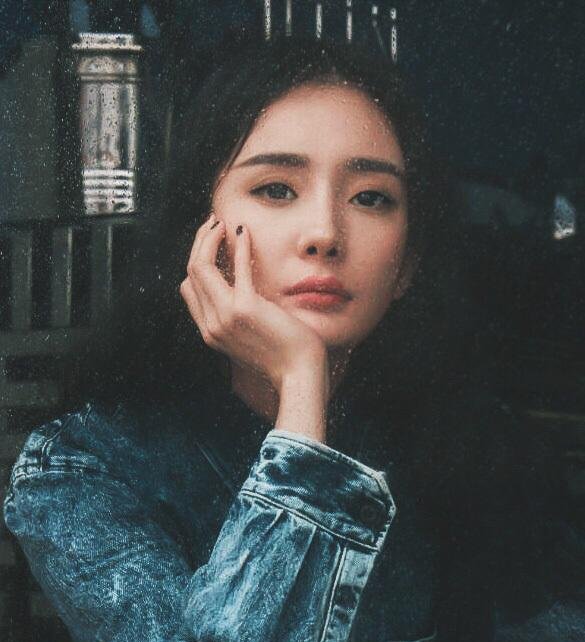 粉丝喊话杨幂就你聪明,不晒娃不秀恩爱,成名十