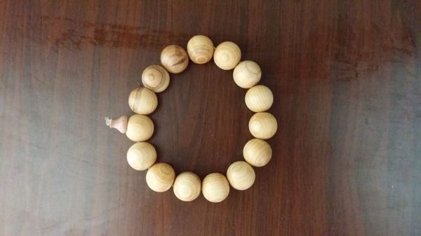 求手串大神帮忙看一下这是什么材质,200块钱值