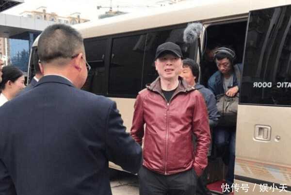 冯小刚带徐帆回老家,刘强东携妻子探亲,这才是