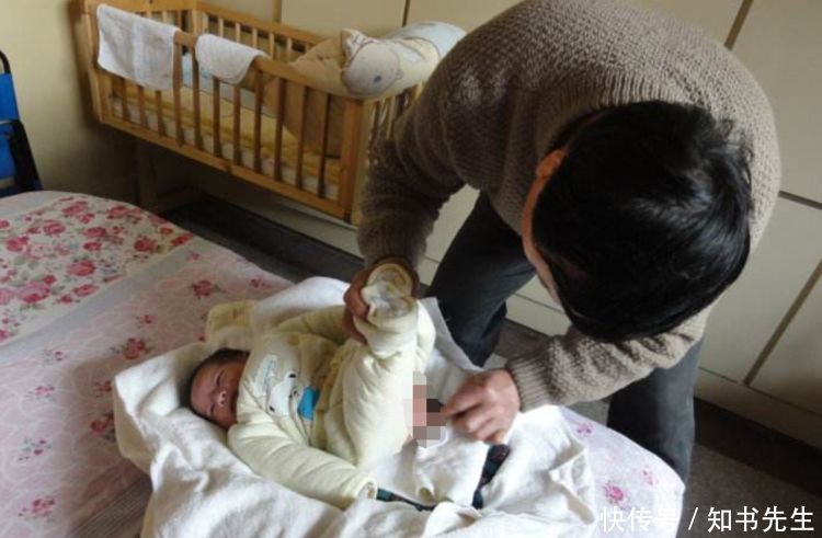 爸爸变得主动给女儿换尿布,妈妈很高兴,无意撩开孩子衣服后懵了