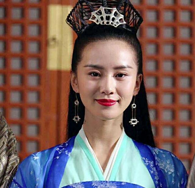 《醉玲珑》里刘诗诗的发际线比《三生三世》里的杨幂还靠后