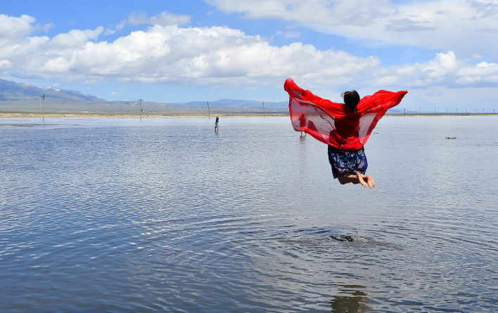 大妈在茶卡盐湖拍照,被讽破坏美景,丝巾文化