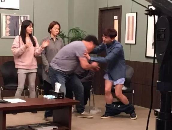 女主持摸男星隐秘部位?韩综艺涉性骚扰惹公愤
