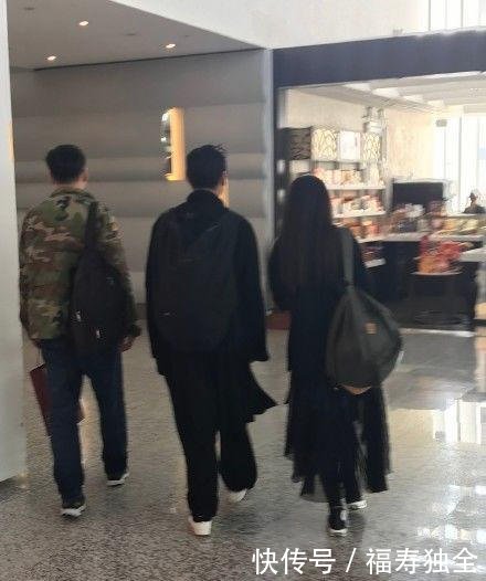 网友在台湾机场偶遇向佐跟郭碧婷,这次的他们