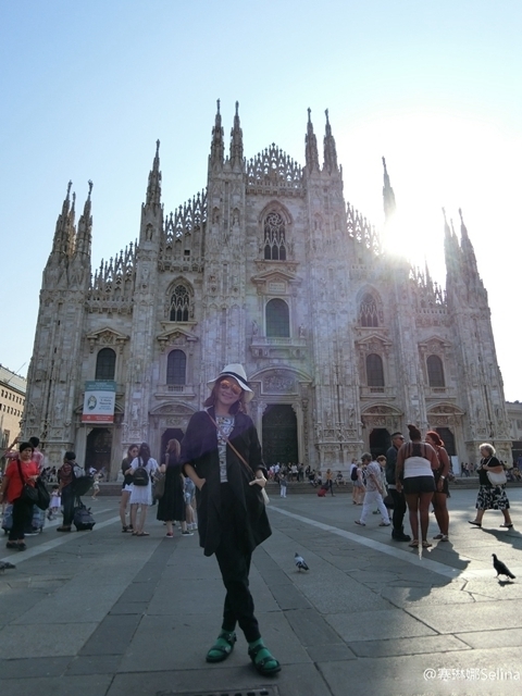 Selina一家四口赴欧洲旅游:家人的心贴近