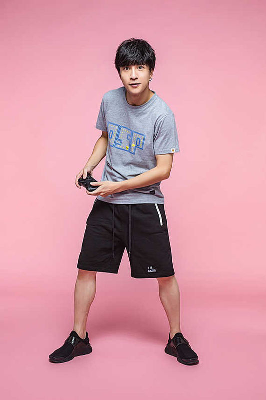 请问下有哪位朋友知道,薛之谦穿的这双鞋子是